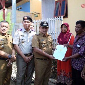 Bupati Lampung Selatan Serahkan 172 SHM Hunian Tetap Korban Tsunami 2018