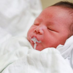 Apa Bedanya Gumoh dan Muntah pada Bayi?