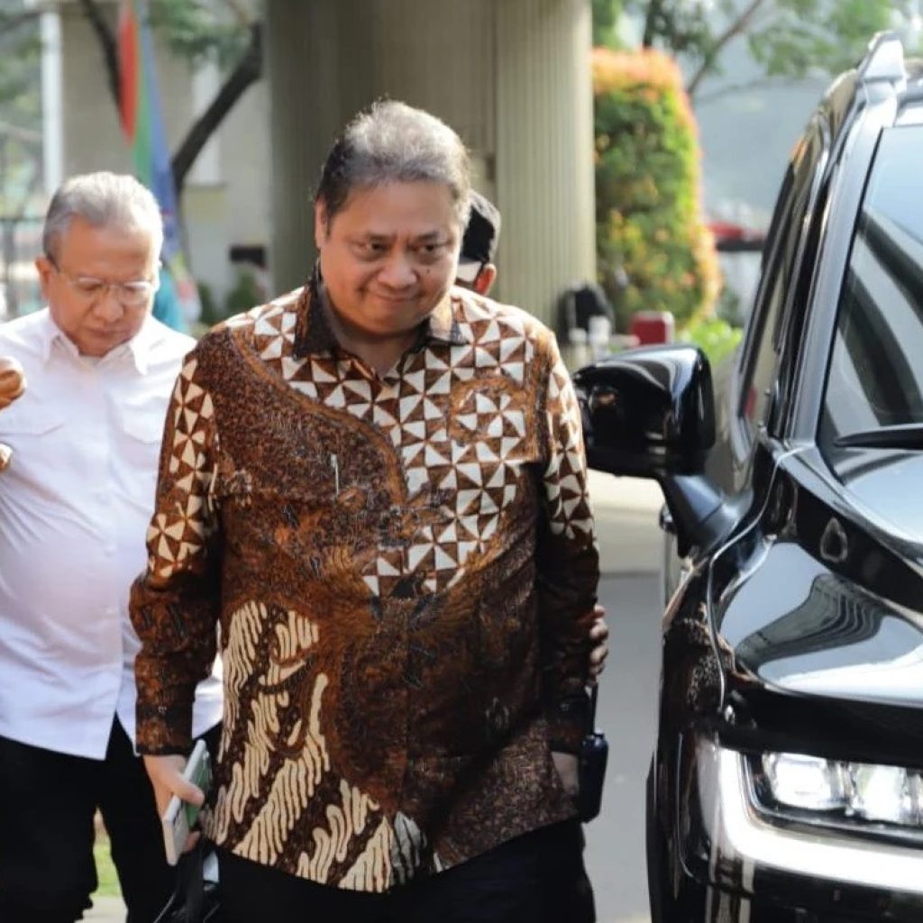 Pakai Batik Coklat, Airlangga Hartarto Penuhi Panggilan Kejagung