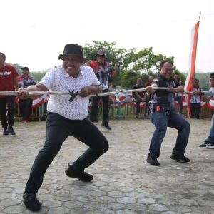 Bupati Lamsel Nanang Ermanto Lomba Tarik Tambang Lawan Tim Kepala Perangkat Daerah
