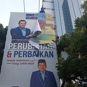 Kader Demokrat Bandarlampung Robek Wajah Anies Baswedan dari Atribut Partai