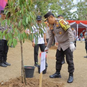 Kapolda Lampung Ikut Program Tanam 10 Juta Pohon