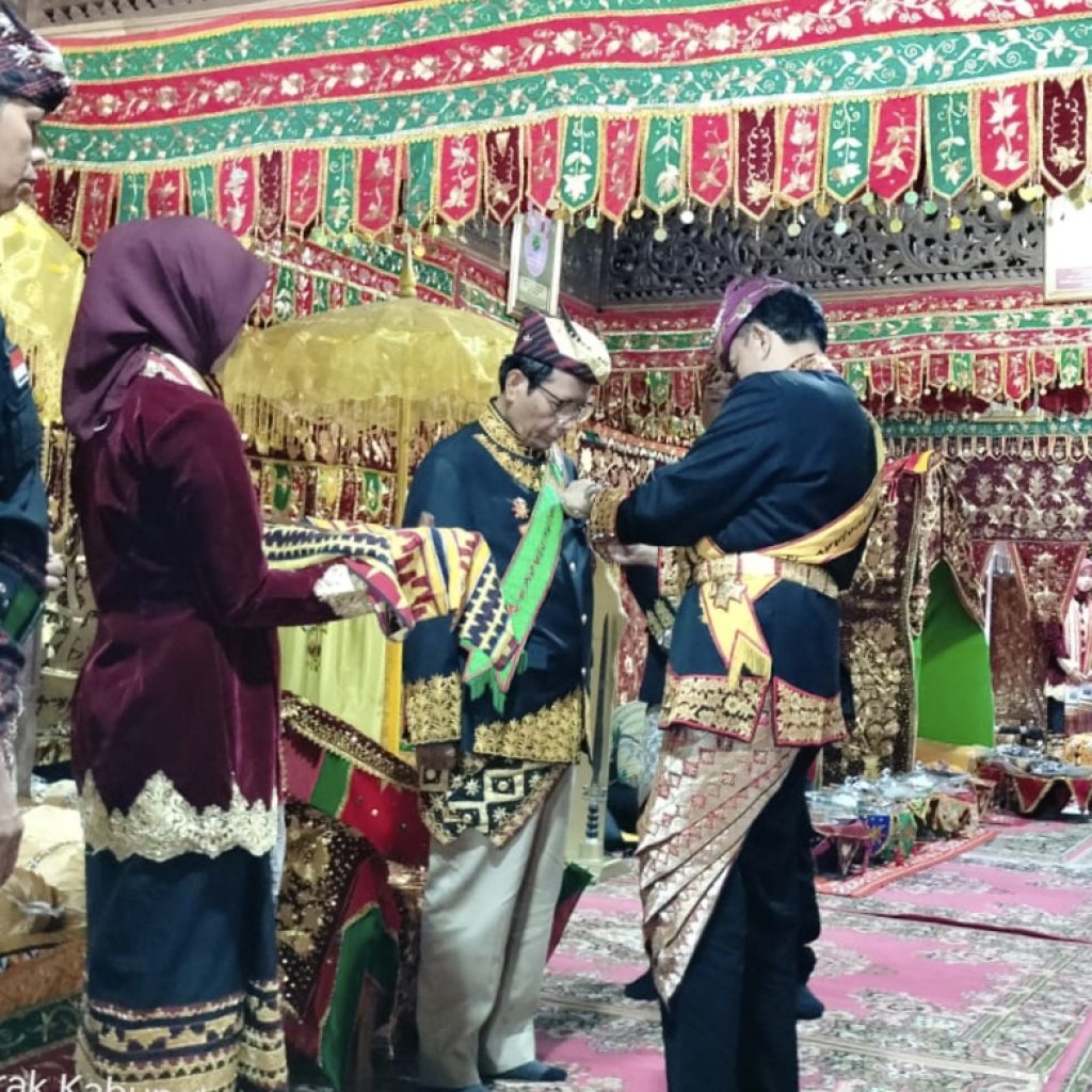 Mahfud MD Diberi Gelar Batin Perkasa Sai Bani Niti Hukum dari Kerajaan Skala Brak Lampung