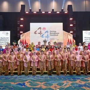 Iriana Jokowi Kenakan Kebaya Bersulam Tapis Karya Pengrajin Lapas Perempuan Lampung