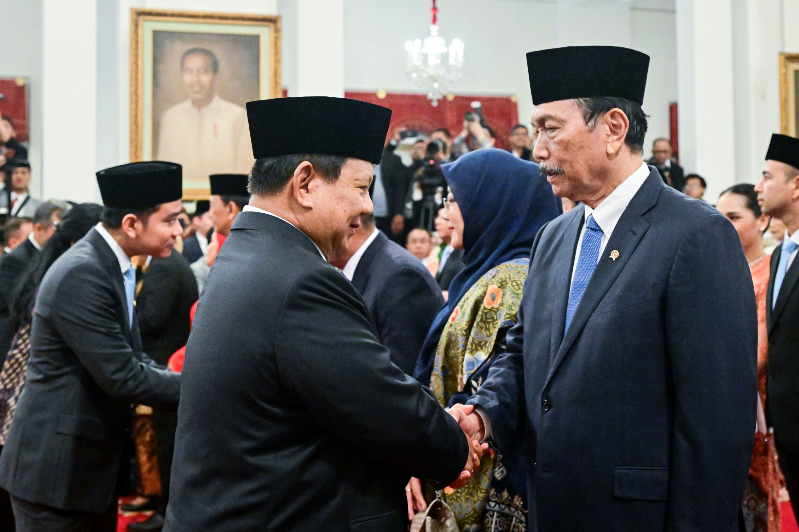 Presiden Prabowo Subianto secara resmi melantik sejumlah pejabat negara yang akan memimpin sejumlah lembaga di Tanah Air, pada Selasa, 22 Oktober 2024, di Istana Negara Jakarta. Foto: BPMI Setpres