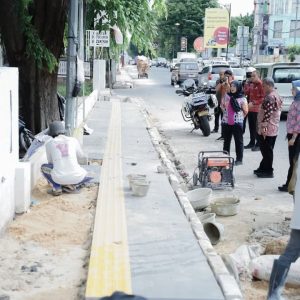 Usai Cuti, Eva Dwiana Langsung Tinjau Perbaikan Trotoar