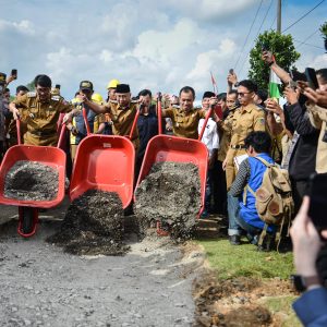 Gubernur Mirza Mulai Perbaikan Ruas Jalan Dari Kampung Halaman