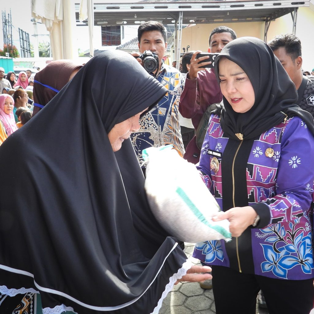 Wali Kota Eva Dwiana Salurkan Bantuan Beras dari Baznas ke Warga