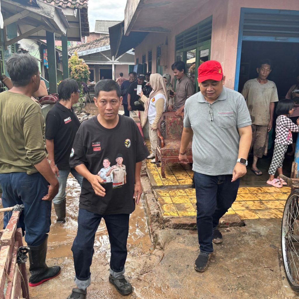 Andika Wibawa Tinjau dan Beri Bantuan ke Korban Banjir di Panjang