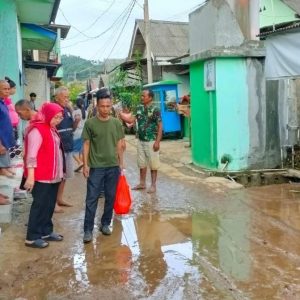 Kostiana Tinjau Lokasi Banjir di Panjang dan Serukan Penertiban Saluran Air oleh Perusahaan