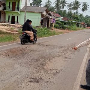 Yusnadi Sidak Jalan Rusak di Gunung Pelindung: Perbaikan Jangan Tunggu Parah