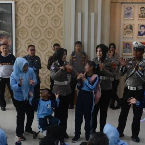 Pemkot Bandar Lampung Ajak Anak Disabilitas Belajar di Polresta, Anak-Anak SDB Sumringah