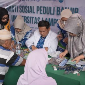 Unila dan Pemkot Bandar Lampung Gelar Baksos di Way Lunik untuk Warga Terdampak Banjir