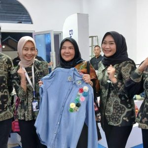 Tinjau Bandar Lampung Expo, Bunda Eva Borong Borong Produk UMKM