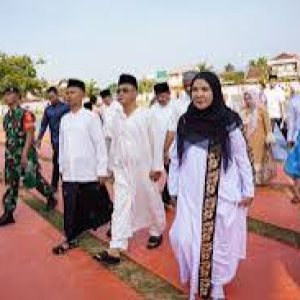 Wali Kota Eva Dwiana Salat Idul Adha Bersama Forkopimda di Way Dadi