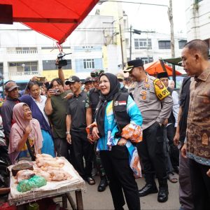 Jelang Idulfitri, Wali Kota Eva Dwiana dan TPID Sidak Pasar Tradisional