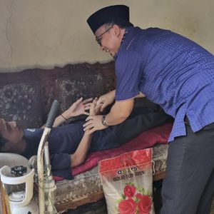 Syukron Muchtar Kunjungi dan Beri Bantuan ke Warga Sakit di Pesawaran