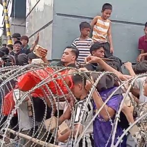 Momen Kebersamaan di Tengah Unjuk Rasa, Pegawai Pemprov Lampung Bagikan Makanan Ringan
