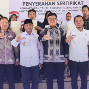 Dukung Program Strategis Nasional, Ketua DPRD Lampung Serahkan Sertipikat Tanah PTSL ke Warga Braja Harjosari