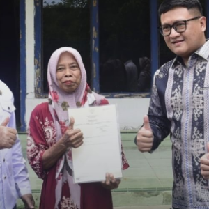 Ketua DPRD Lampung Serahkan Sertipikat PTSL, Tegaskan Pentingnya Kepastian Hukum untuk Kesejahteraan Warga