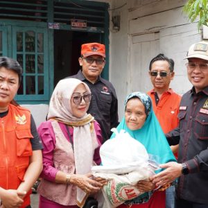 Yanuar Irawan Pimpin Penyaluran Bantuan Banjir di Pesisir Barat