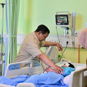Prabowo Jenguk Korban Kecelakaan Mobil Pengangkut MBG di RSUD Koja