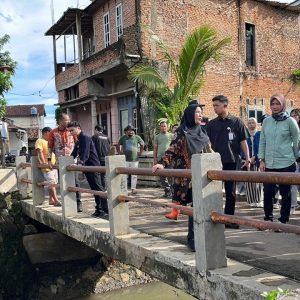Sidak Lokasi Banjir, Bunda Eva Temukan Rumah di Atas Sungai