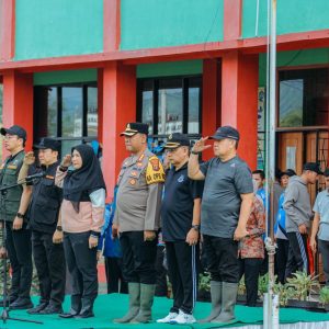 Sekdaprov Lampung dan Bunda Eva Bersihkan Kawasan Pulau Pasaran