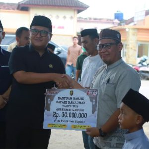 Safari Ramadan di Metro, Ketua DPRD Lampung Serahkan Santunan dan Bantuan Rumah Ibadah