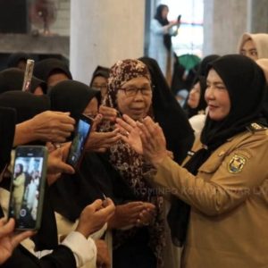 Bunda Eva Beri Bantuan Rp100 Juta untuk Masjid Al Hikmah Saat Safari Ramadan