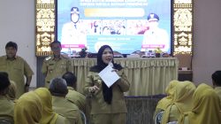 Berikan Penghargaan kepada Kepsek, Bunda Eva Tekankan Disiplin dan Peningkatan Mutu Pendidikan