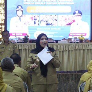 Berikan Penghargaan kepada Kepsek, Bunda Eva Tekankan Disiplin dan Peningkatan Mutu Pendidikan