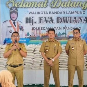 Pemkot Bandar Lampung Salurkan Bantuan Beras untuk KPM di Kecamatan Panjang