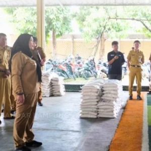 Walikota Bandar Lampung Salurkan Bantuan Beras untuk KPM di Teluk Betung Barat