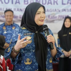 Eva Dwiana Salurkan Insentif Kader, Perkuat Peran Layanan Kesehatan dan Pemberdayaan