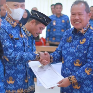 Iwan Gunawan Serahkan SK Pensiun 95 PNS, Apresiasi Pengabdian ASN Pemkot