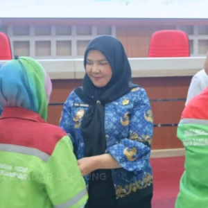 Gandeng BAZNAS, Eva Dwiana Salurkan THR untuk Petugas DLH Non-PPPK