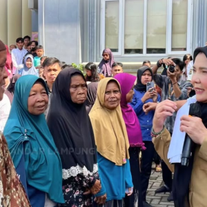 Eva Dwiana Salurkan Sembako di Vihara Buddha Bhaisajyaguru, Perkuat Kepedulian Sosial