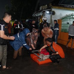 Bunda Eva Turun Langsung, Pemkot Gerak Cepat Tangani Banjir di Tanjung Karang Pusat