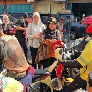 Sambut HUT ke-81 RI, Eva Dwiana Bagikan 10 Ribu Bendera Merah Putih