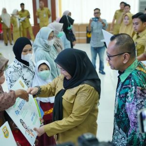 Eva Dwiana Serahkan BPJS Ketenagakerjaan untuk 35.193 Pekerja Rentan hingga Linmas