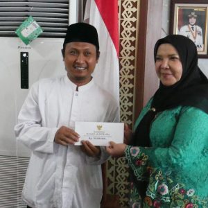 Eva Dwiana Salurkan Bantuan untuk 20 Masjid dan Lima Pesantren