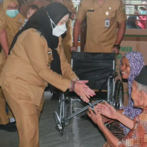 Eva Dwiana Salurkan Alat Kesehatan ke 15 Titik di Tanjung Karang Barat