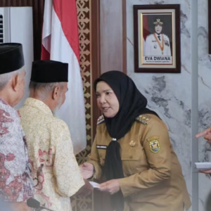 Eva Dwiana Serahkan Dana Hibah untuk Rumah Ibadah dan Pertuni Bandar Lampung