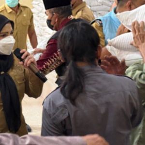 Eva Dwiana Salurkan Bantuan Beras kepada 11.863 Warga di Lima Kecamatan