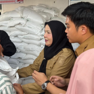 Eva Dwiana Salurkan Bantuan Beras kepada 31.179 Warga di Lima Kecamatan