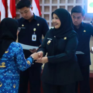 Eva Dwiana Serahkan SK Pensiun dan Bantuan Purna Bhakti kepada 116 PNS