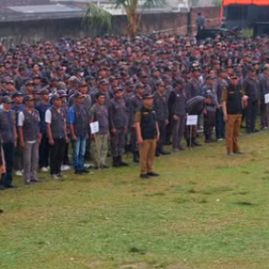 Eva Dwiana Bagikan Seragam Baru Linmas Jelang Kemah Bakti Satya