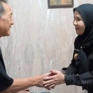 Eva Dwiana Serahkan Kursi Roda untuk Warga di Enggal