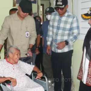 Eva Dwiana Salurkan Kursi Roda dan Alat Bantu Dengar di Tiga Kecamatan